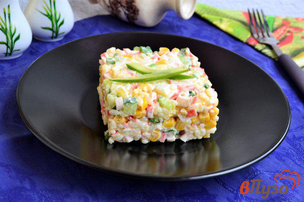фото рецепта: Крабовый салат с рисом и кукурузой