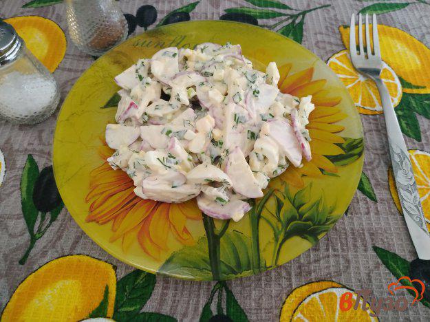 фото рецепта: Салат из редиски яйца и зелёного лука