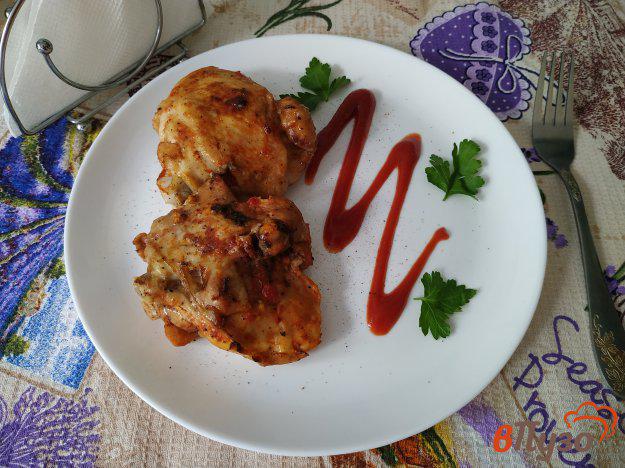 фото рецепта: Запечённые куриные бедра в соусе сацебели