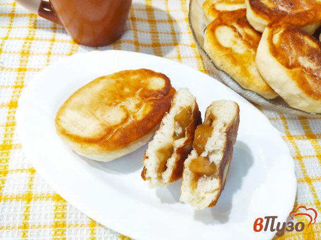 фото рецепта: Пирожки из дрожжевого теста с яблочным вареньем
