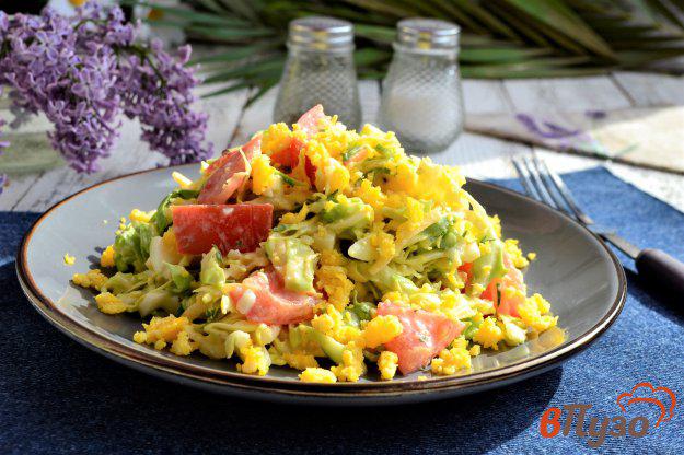 фото рецепта: Салат из молодой капусты с помидорами и сыром
