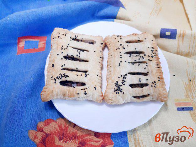 фото рецепта: Слоеные пирожки с рыбной консервой