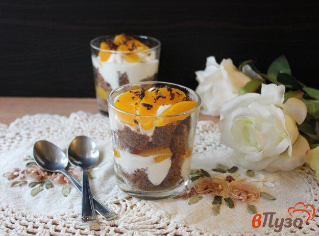 фото рецепта: Десерт из бисквита с персиками