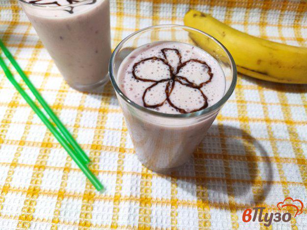 фото рецепта: Молочный коктейль с творогом бананом и вишней