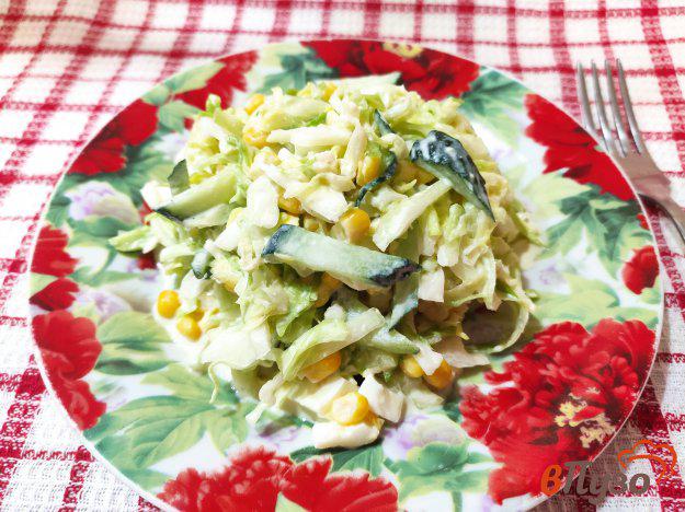 фото рецепта: Салат из молодой капусты с яйцами и кукурузой