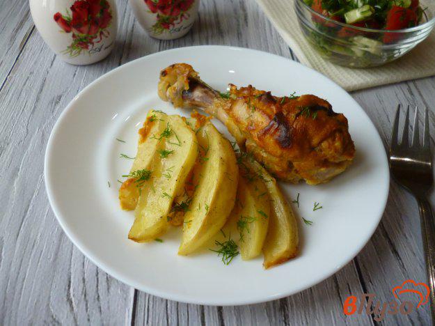 фото рецепта: Куриные голени с картофелем в духовке