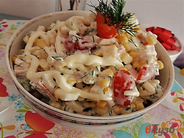 фото рецепта: Салат из консервированной кукурузы  с овощами и ветчиной