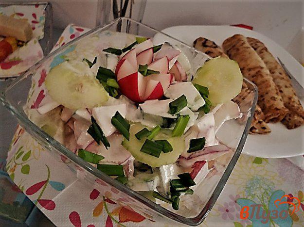 фото рецепта: Весенний салат из редиски и свежих огурцов