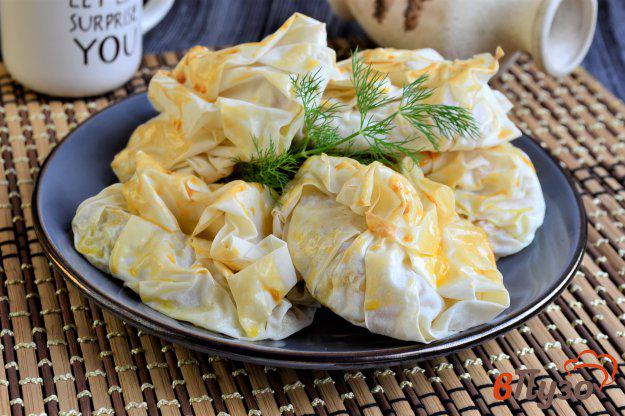 фото рецепта: Пирожки из теста фило с творогом сыром и помидорами