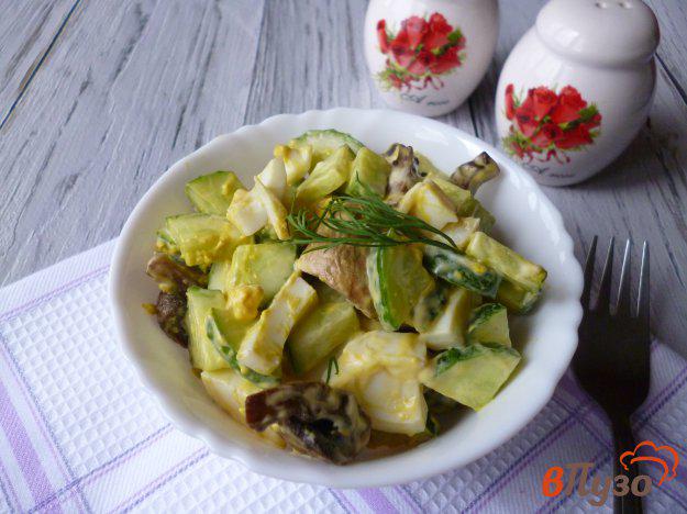 фото рецепта: Салат из огурцов и жареных шампиньонов