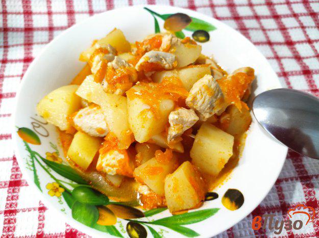 фото рецепта: Картофель тушёный с курицей и морковью