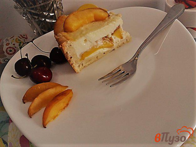 фото рецепта: Открытый пирог из песочного теста с персиками и сметанной заливкой