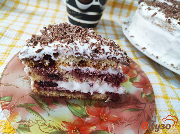 фото рецепта: Бисквитный торт с вишней и шоколадом
