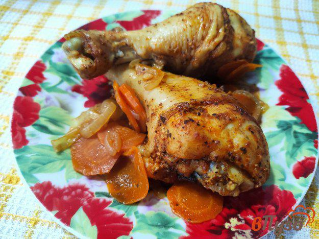 фото рецепта: Куриные голени запечённые с морковью и луком