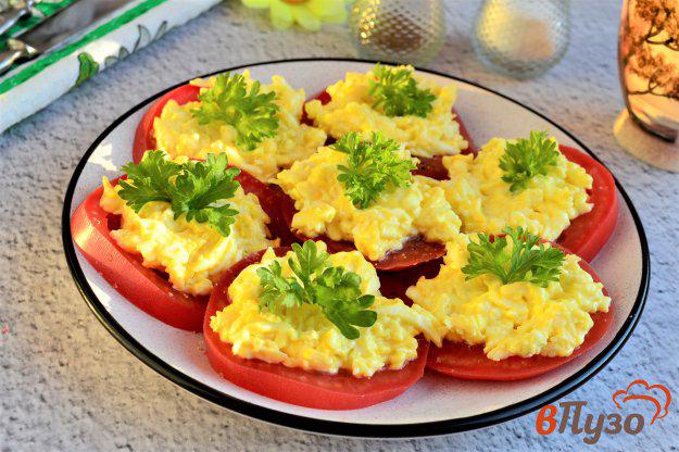 фото рецепта: Закуска из свежих помидоров с сыром и яйцом
