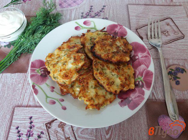 фото рецепта: Картофельные драники с плавленым сыром и зеленью