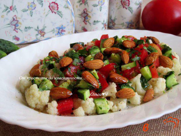 фото рецепта: Салат из цветной капусты с миндалем