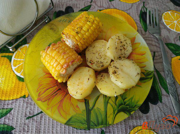 фото рецепта: Запечённая кукуруза с картофелем в духовке