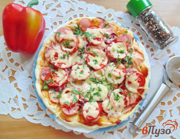 фото рецепта: Пицца с сардельками и красным луком