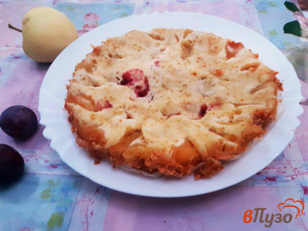 фото рецепта: Шарлотка со сливами и яблоками