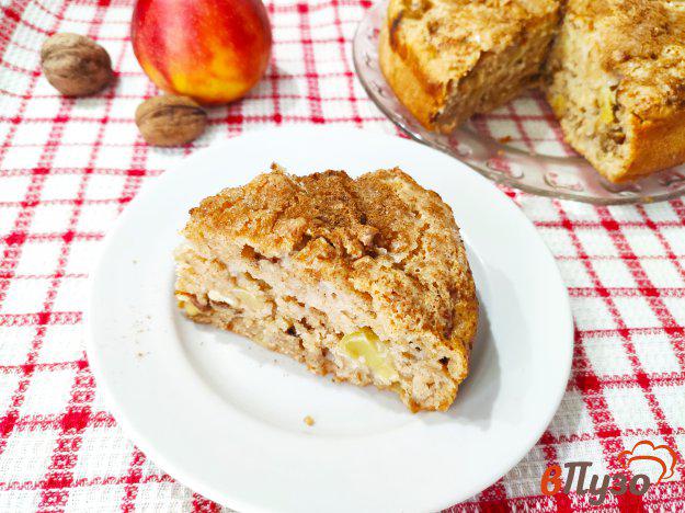 фото рецепта: Шарлотка на кефире с яблоками и грецкими орехами