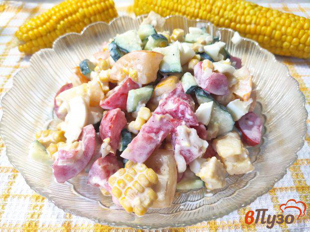 фото рецепта: Овощной салат с отварной кукурузой и яйцами