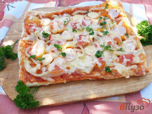 фото рецепта: Пицца из слоеного теста с сосисками и перцем