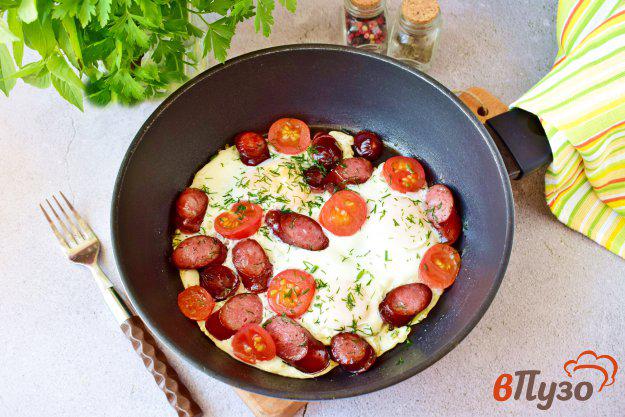 фото рецепта: Яичница с копчеными колбасками и помидорами