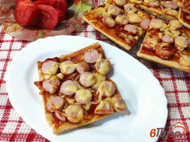 фото рецепта: Пицца с сосисками на тесте из сметаны