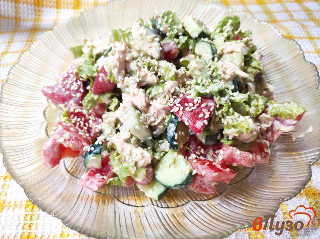 фото рецепта: Овощной салат с курицей и кунжутом