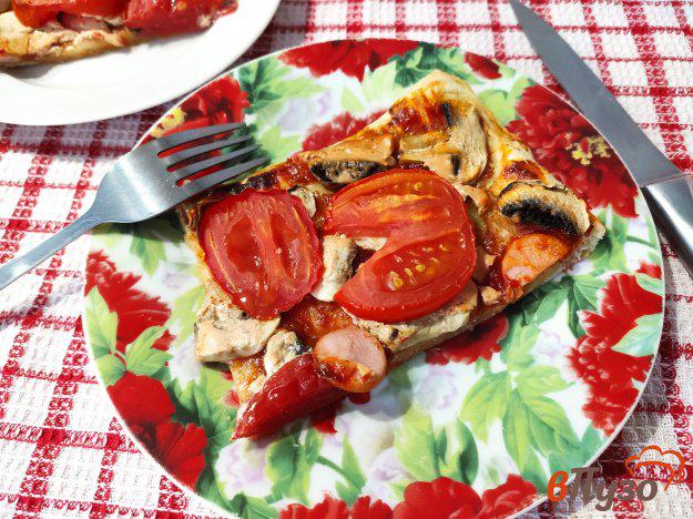 фото рецепта: Пицца на слоеном тесте с шампиньонами помидорами и сосисками