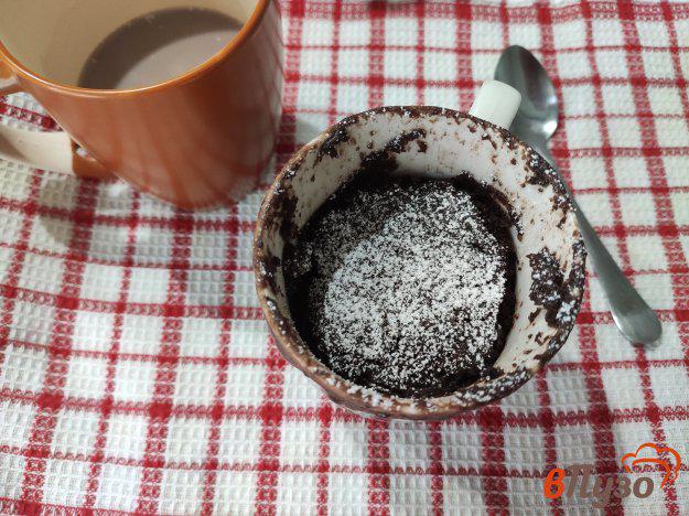 фото рецепта: Шоколадный кекс на кефире в кружке