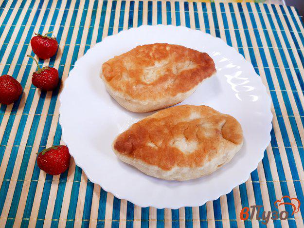 фото рецепта: Пирожки на кефире и соде с клубникой