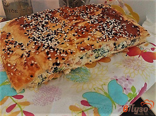 фото рецепта: Пирог из дрожжевого слоёного теста со шпинатом и слабосоленым лососем
