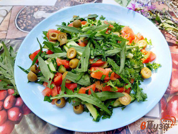 фото рецепта: Салат из рукколы с овощами и оливками