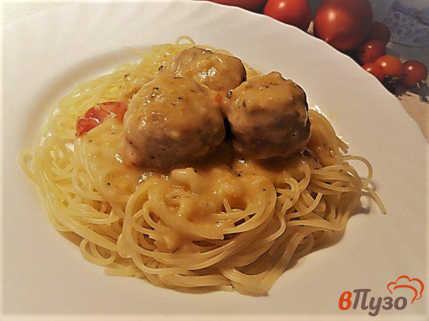 фото рецепта: Спагетти с фрикадельками и черри в молочном соусе