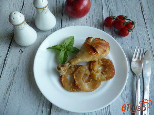 фото рецепта: Куриные голени с яблоками