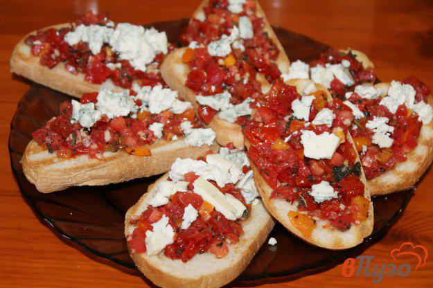 фото рецепта: Брускетта с томатами сыром и чесноком
