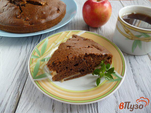 фото рецепта: Шоколадный пирог на ряженке с яблоками