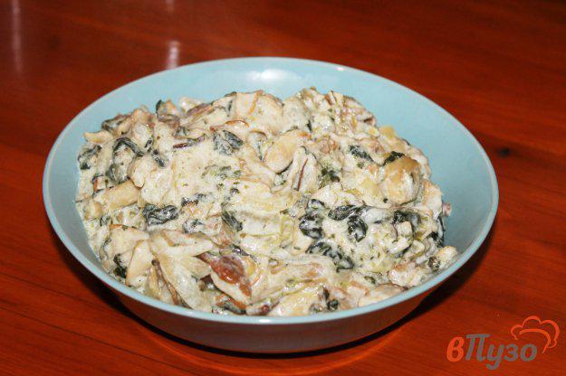 фото рецепта: Белые грибы со шпинатом в сметанном соусе