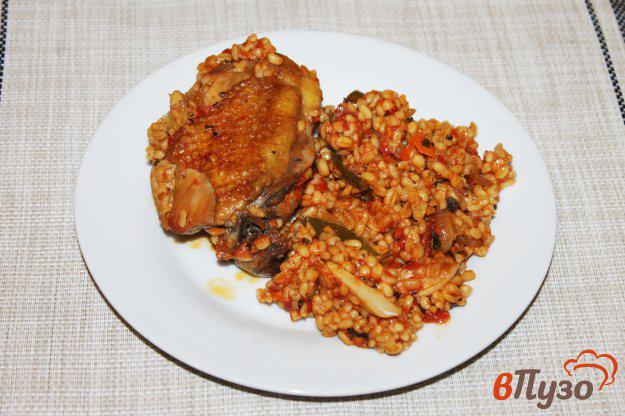фото рецепта: Курица с томатами и булгуром на сковороде