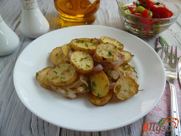 фото рецепта: Картофель с луком в духовке