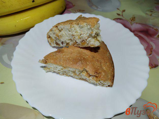 фото рецепта: Бисквитный пирог с кукурузными хлопьями и изюмом