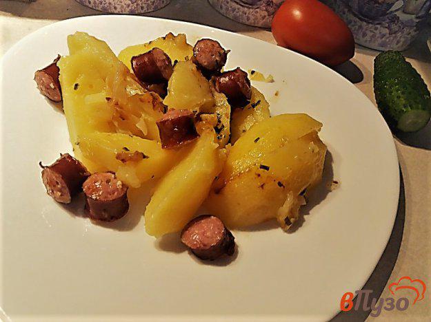 фото рецепта: Запеченный картофель с охотничьими колбасками в мультиварке