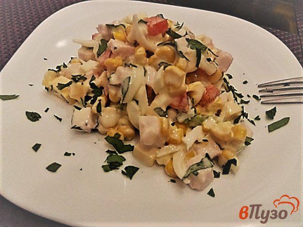 фото рецепта: Салат с консервированной кукурузой ветчиной и сыром