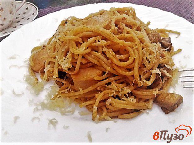 фото рецепта: Спагетти с копчёными сосисками и шампиньонами