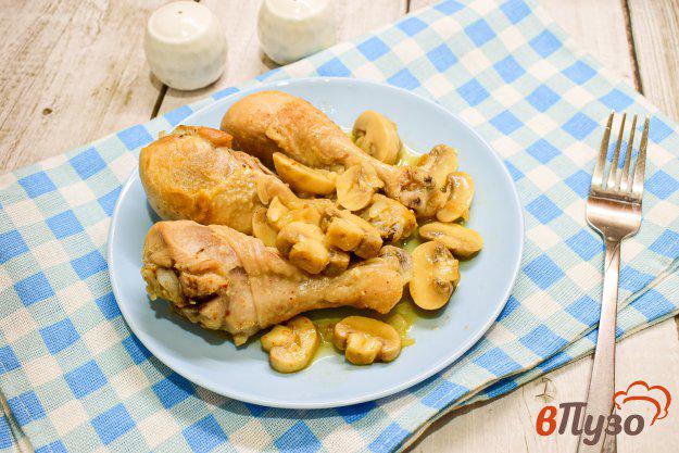 фото рецепта: Куриные голени с луком и шампиньонами