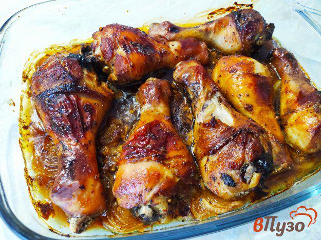 фото рецепта: Куриные голени на луковой подушке с соевым соусом и мёдом