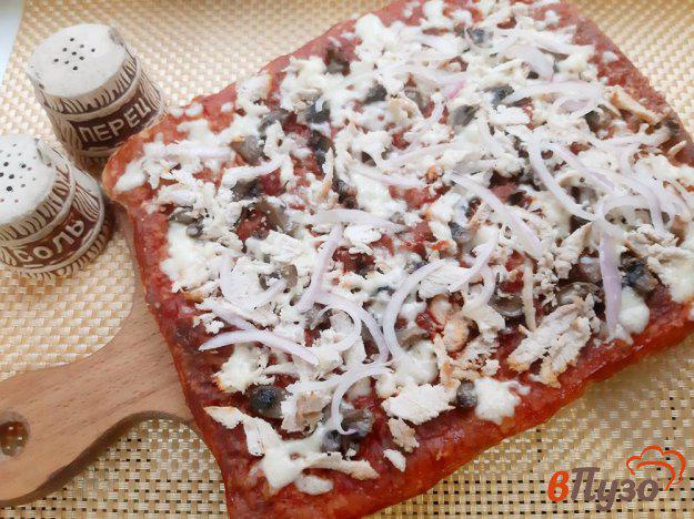 фото рецепта: Пицца на слоеном тесте с мясом и грибами
