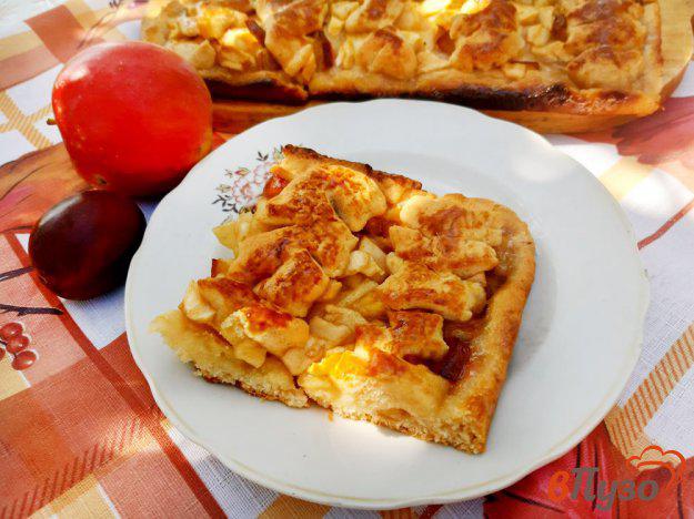 фото рецепта: Пирог дрожжевой со сливами и яблоками